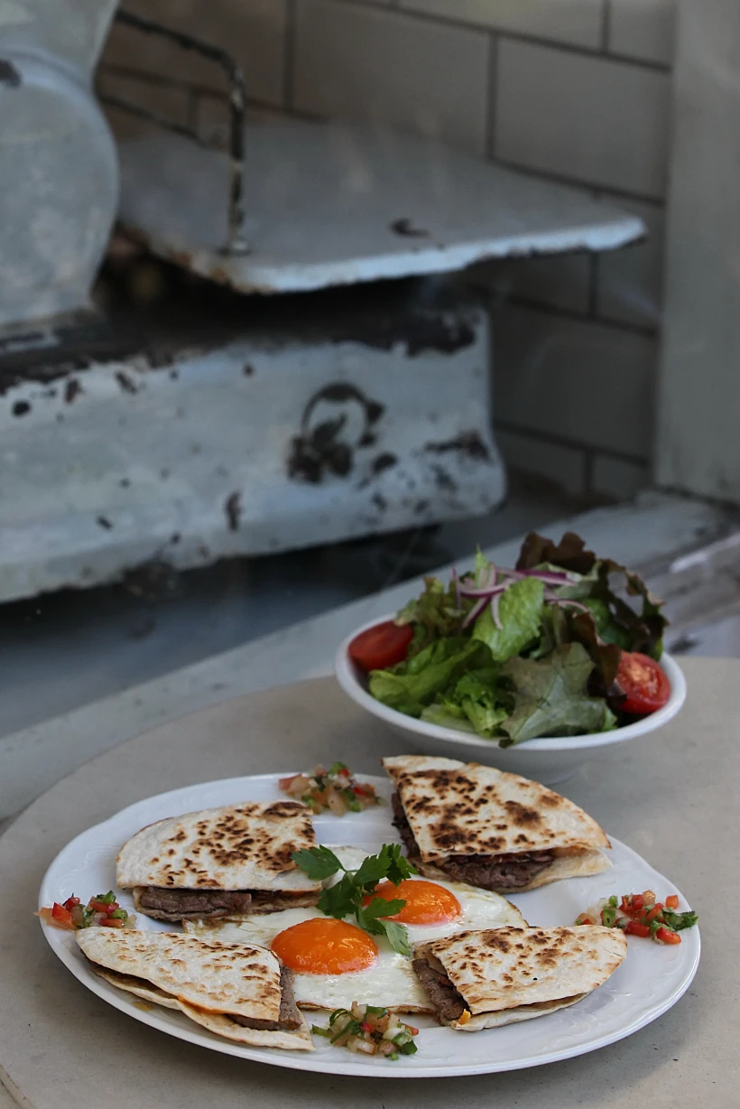 קסדייה קרנה אי וובוס ממסעדת ויקי כריסטינה