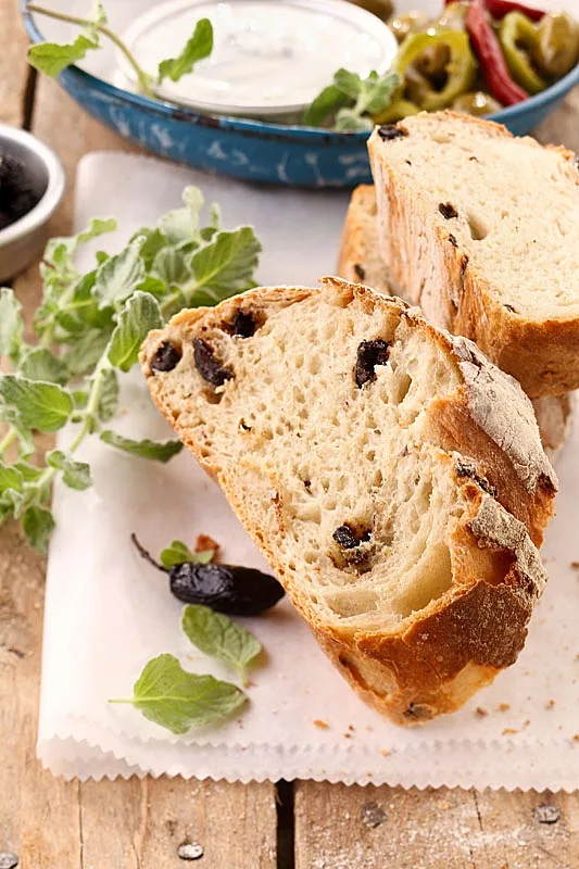 לחם יוגורט וזיתים