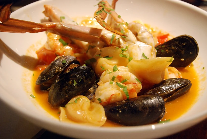 שרימפס עם טורטליני דלעת, סרטנים ומולים ברוטב בויאבז במסעדת יפו תל אביב