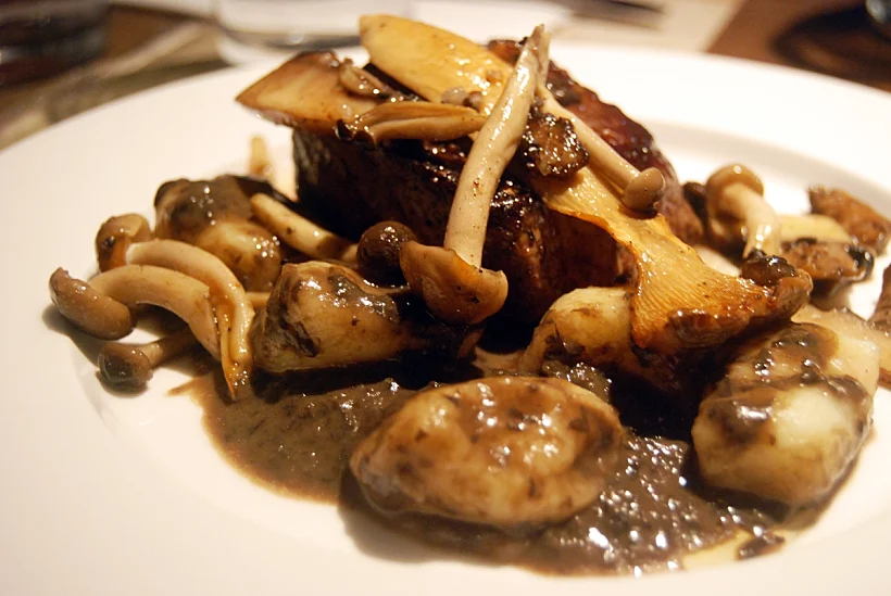 סינטה עם פטריות וניוקי במסעדת יפו תל אביב