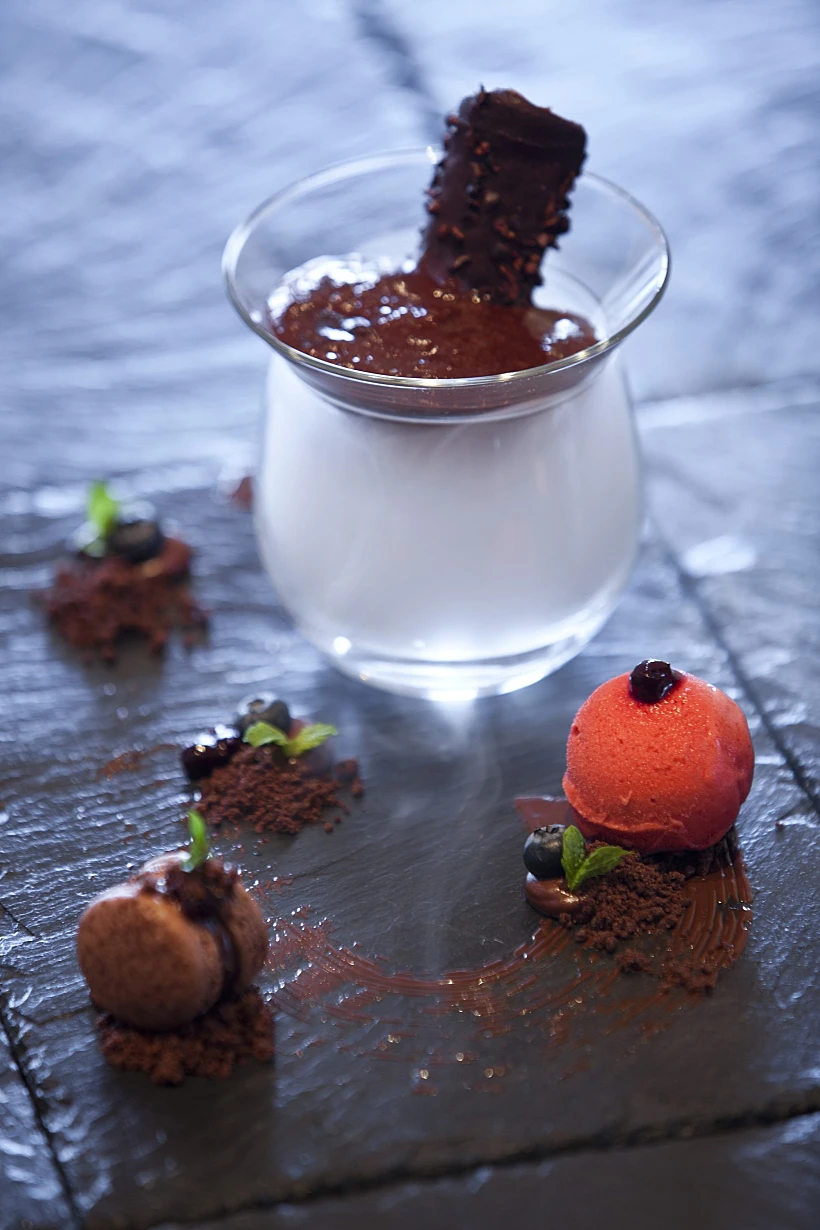 קינוח של מקפא תות וליקר קסיס בליווי שוקולד ולרונה במתנה לסועדים בטו באב בסקאלה