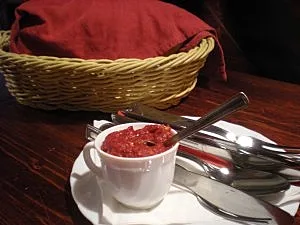 סלסלת לחם ורוטב פישטה