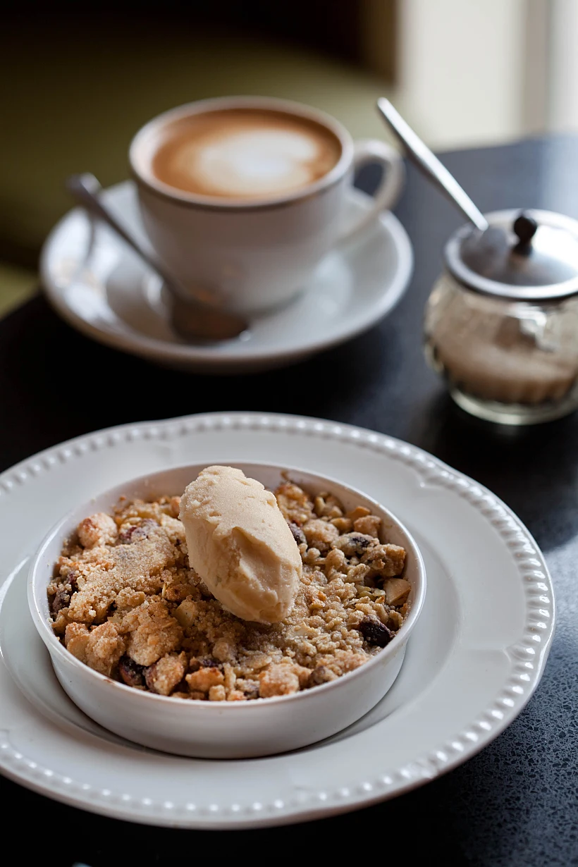 קרמבל עונתי עם קוקוס פסטוקים וסורבה פירות • ביקורת משק ברזילאי