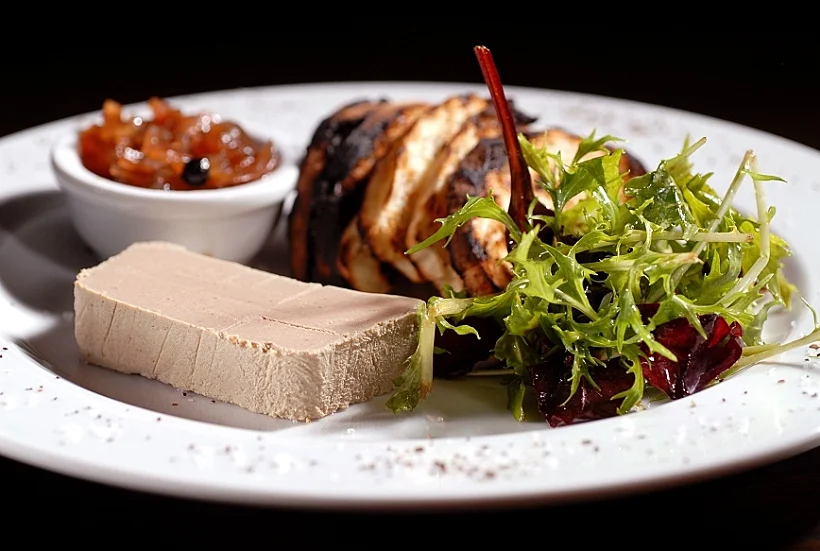 מסעדת הטרקלין בר בשר ויין תמונה לביקורת על המסעדה תמונה על כל הרוחב של פטה כבד שמוגש במקום