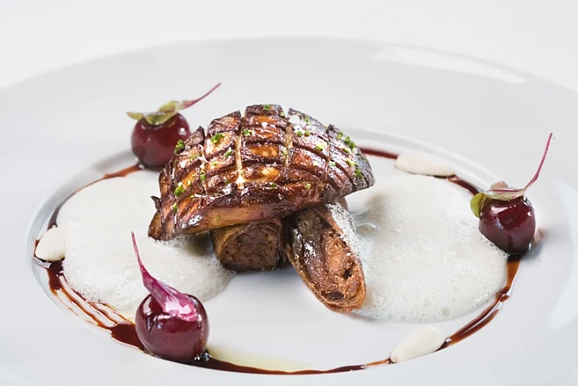 אסקלופ כבד אווז, ספרינג רול קונפי ברווז, קציפת שקדים, סירופ פורט