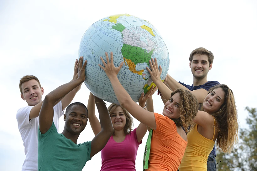 חובקים עולם