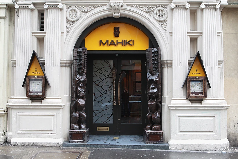 הבר בו מבלים בני המלוכה הברטית - ויליאם, האיר ואחרים