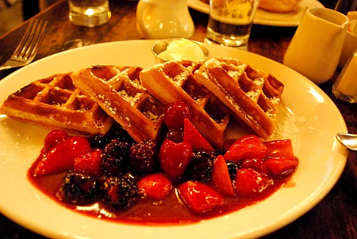 וופל בלגי עשיר בקרם ופירות טריים