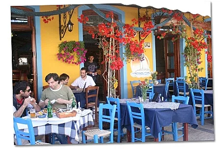 טברה טיפוסית באחת מערי הפלופונס, יוון