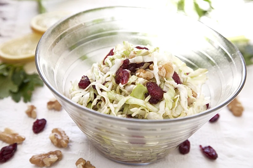 סלט כרוב עם חמוציות ואגוזים