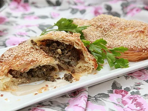 מאפה בשר עם עשבי תיבול וצנוברים