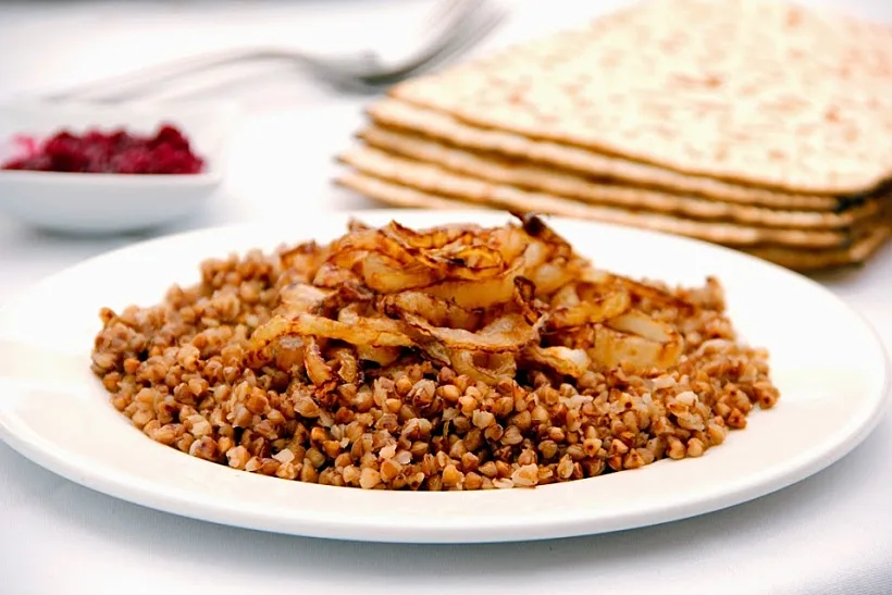 כוסמת עם טבעות בצל מקורמל