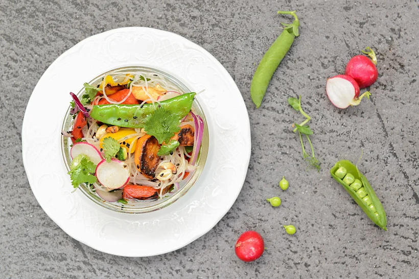 סלט אטריות שעועית וירקות קלויים אסייתי