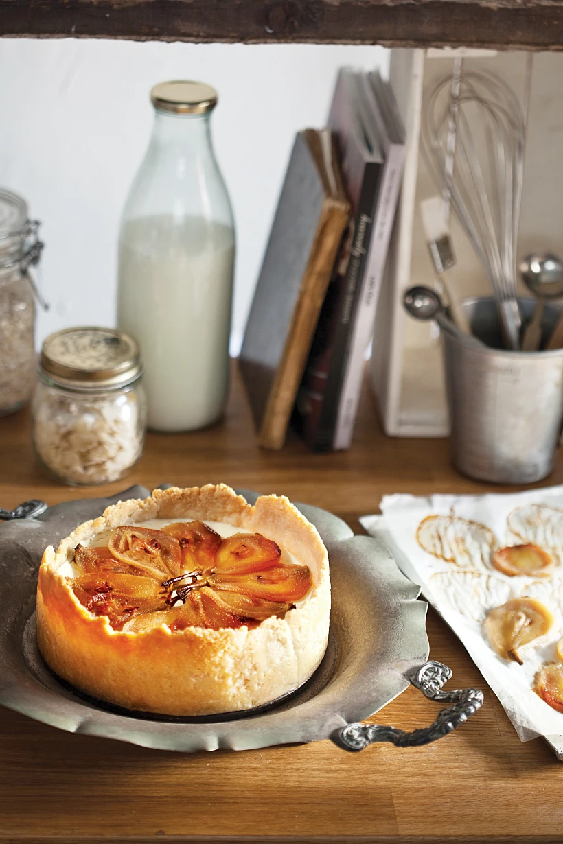 עוגת גבינה ואגסים על בסיס קלתית שקדים