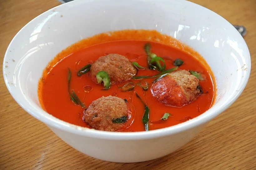 מרק עגבניות עם קניידלעך עוף הודי