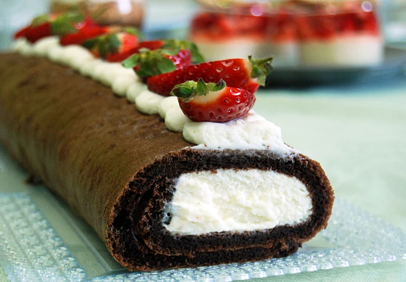 רולדת שוקולד במילוי קרם וניל ותותים