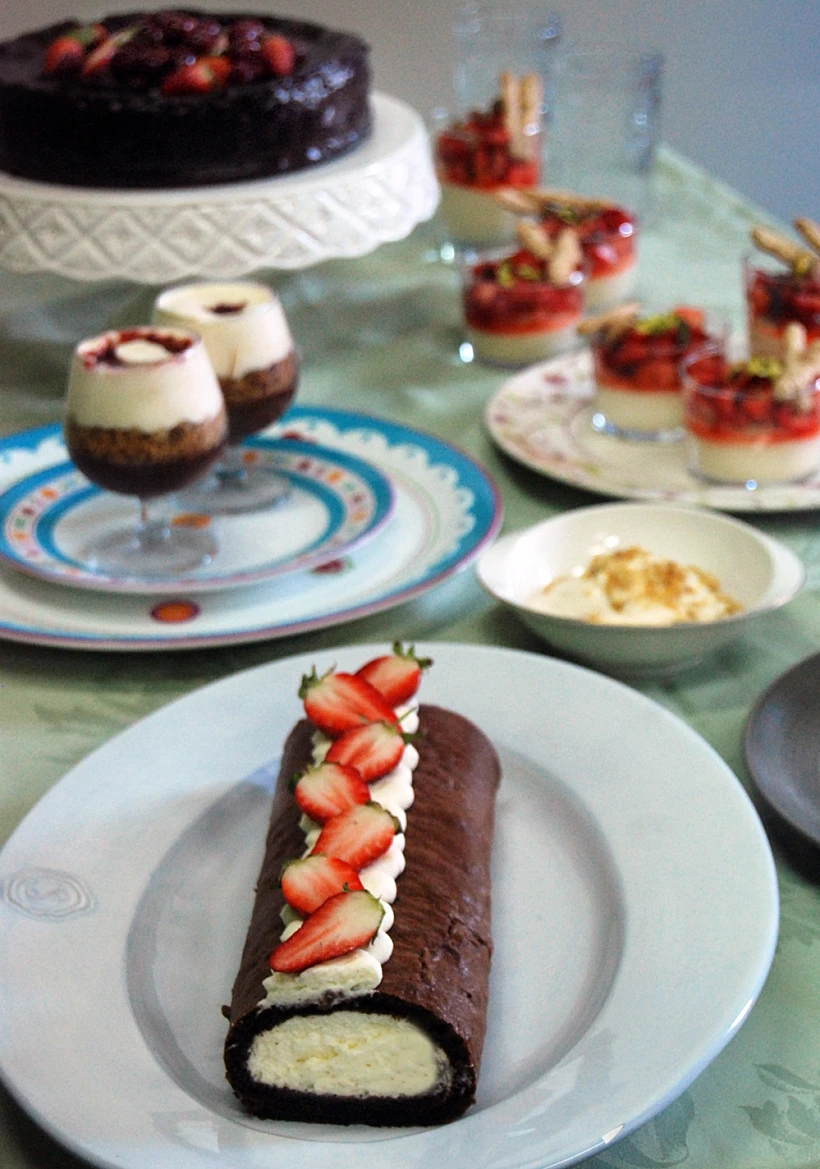 רולדת שוקולד במילוי קרם וניל ותותים