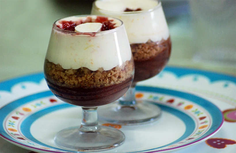 מוס שוקולד, קראמבל קשיו, קרם תפוזים וקונפיטורת תות בכוס ברנדי