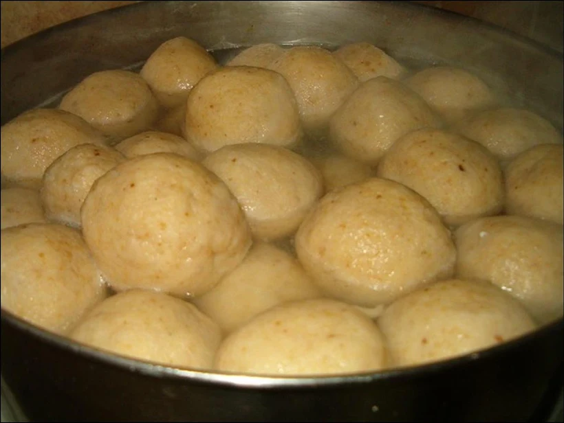 קניידלך במילוי כבד קצוץ כפי שהוכן ע''י השף ניר אבוטבול – שף מלון קראון פלזה אילת