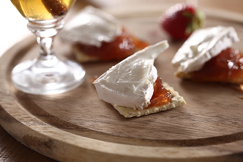 ברי על קרקר עם ריבת בצל