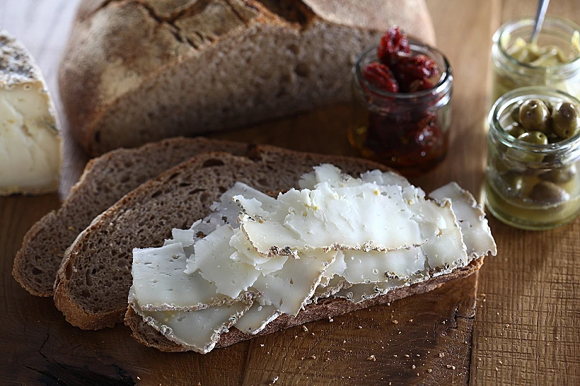 ענבר חרדל על לחם מחמצת שיפון