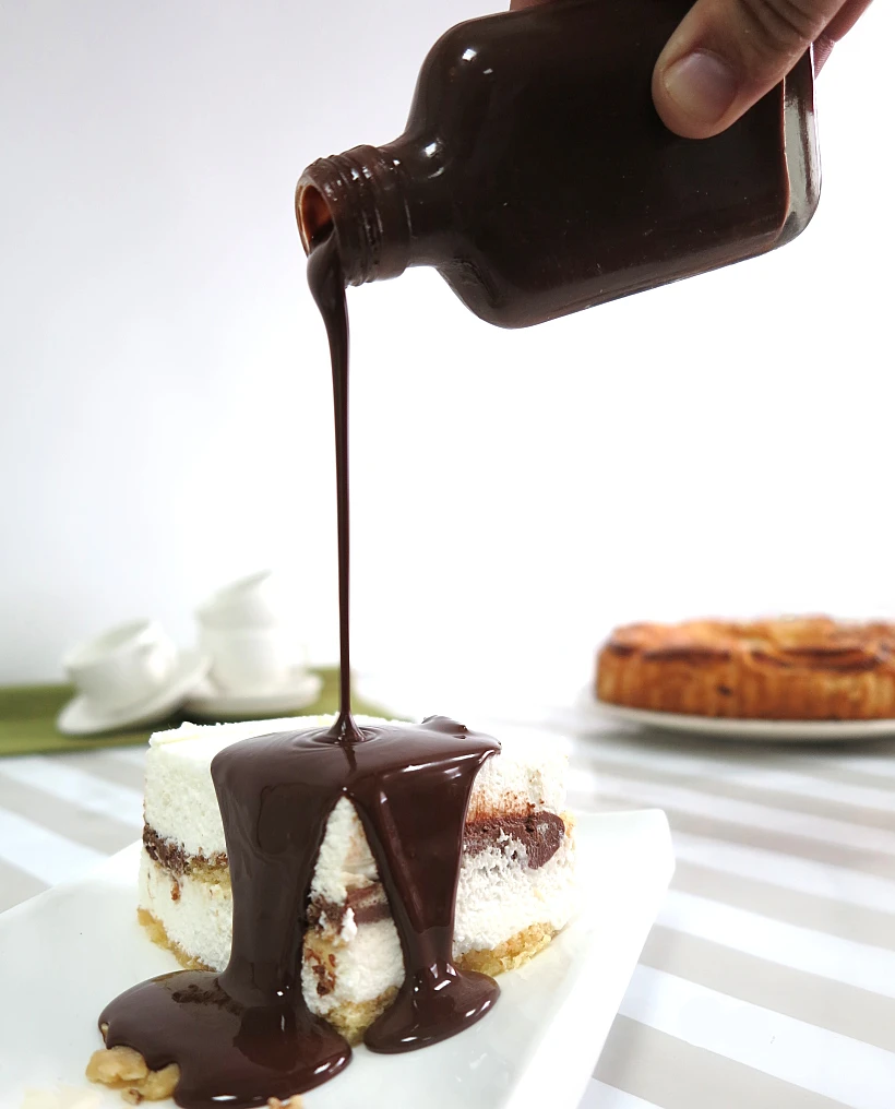 עוגת גבינה עם בקבוקון שוקולד חם