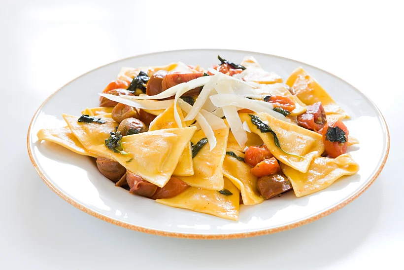 רביולי 4 גבינות עם עגבניות ובזיליקום של פסטה דלה קאזה