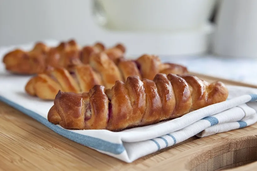 מאפה שמרים במילוי ריקוטה ודובדבנים