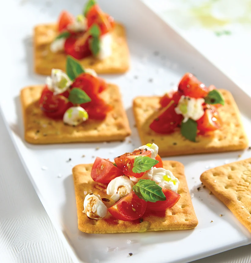 סלט עגבניות שרי עם מוצרלה על קרקר