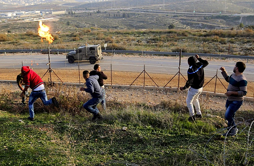 פלסטיני מיידה בקבוק תבערה לעבר רכב מג