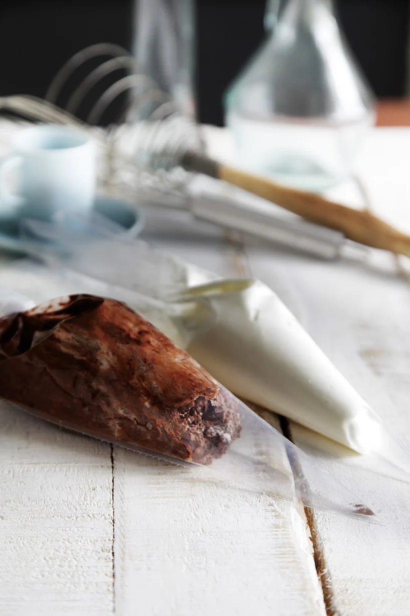 קאפקייקס וניל במילוי כדור שוקולד