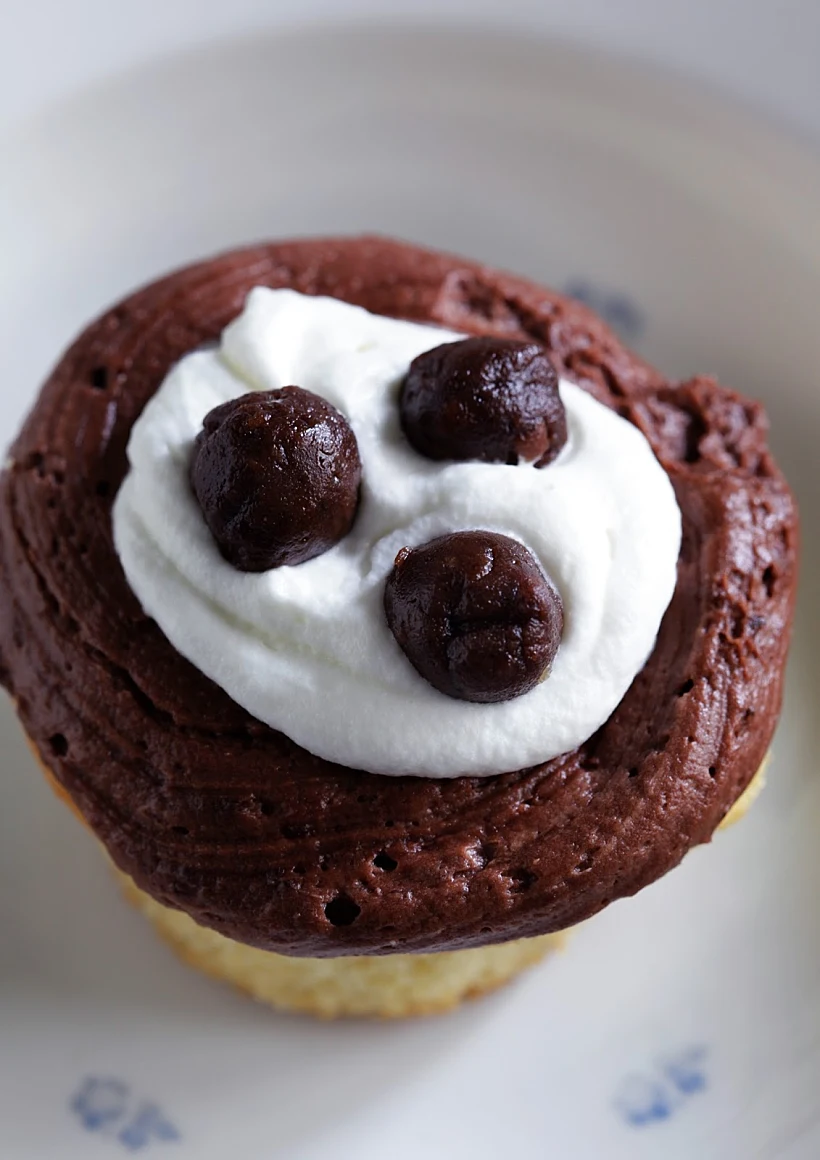 קאפקייקס וניל במילוי כדור שוקולד