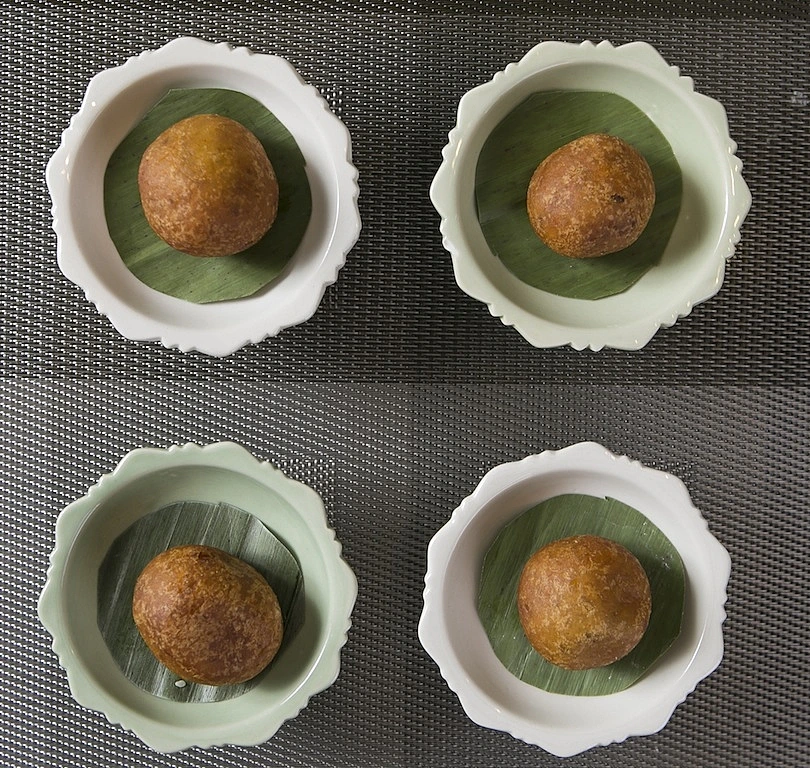 קאי הונג - בצק אורז במילוי שעועית מטוגן עם שומשום