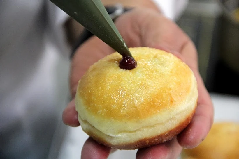 הכנת סופגניות - מיקי שמו