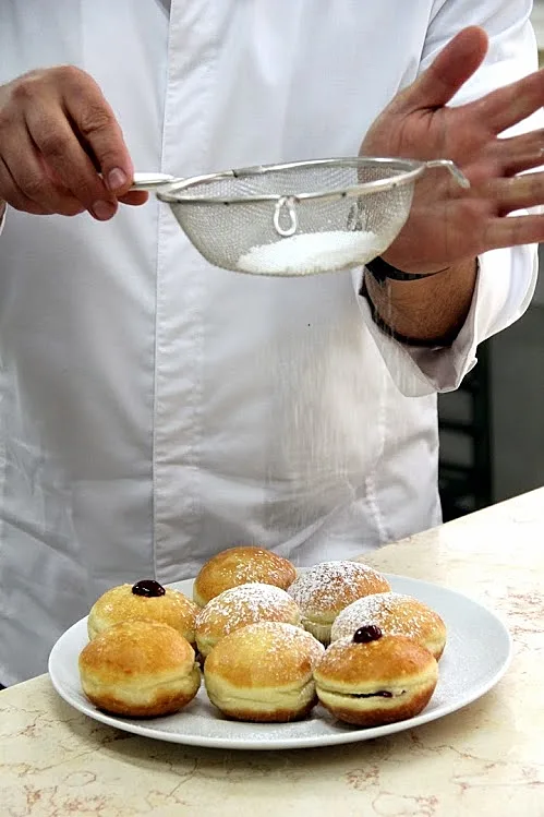 הכנת סופגניות - מיקי שמו