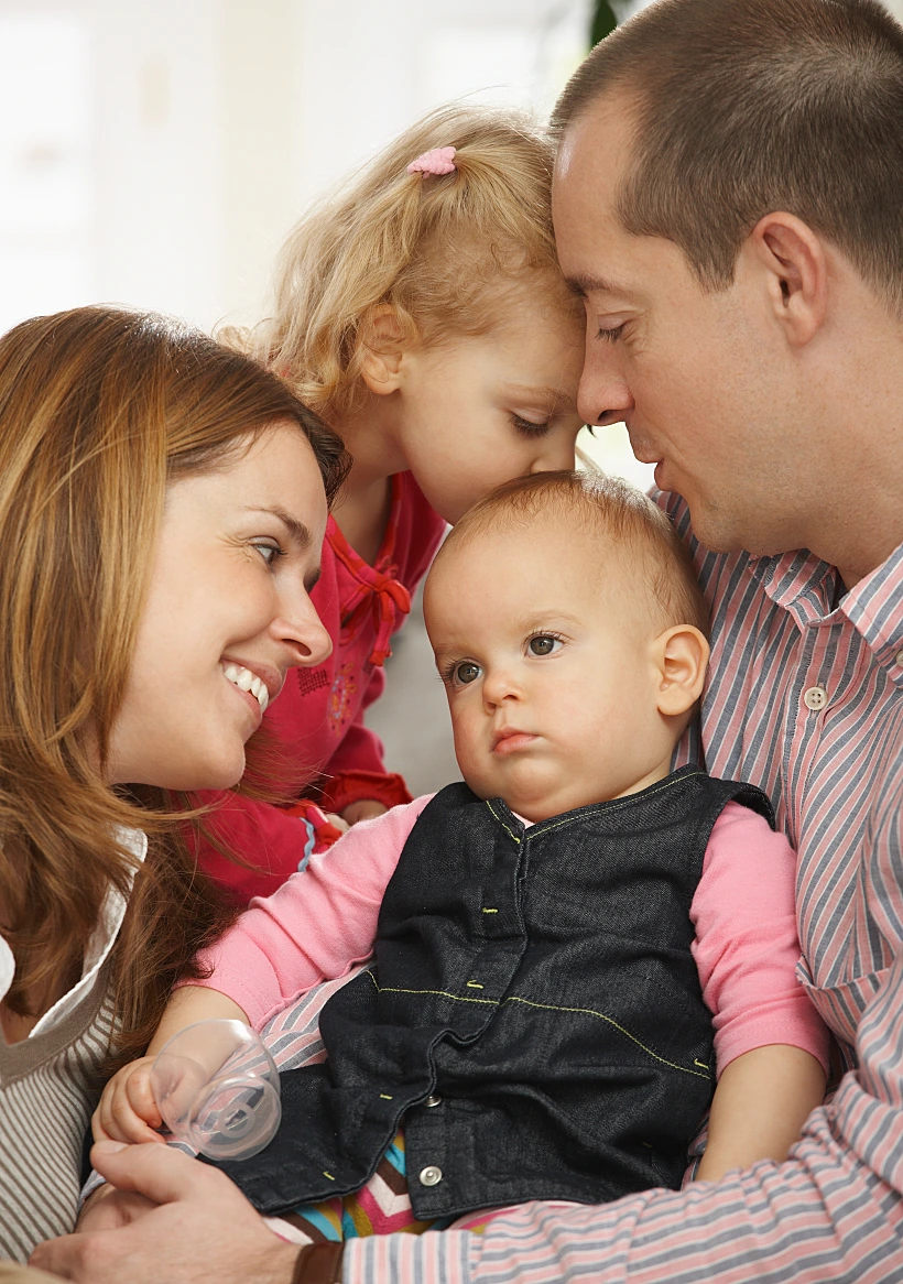 זוג הורים וזוג ילדות