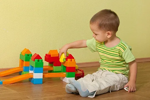 ילד משחק בחדרו