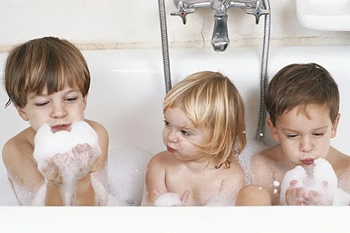 ילדים מתרחצים