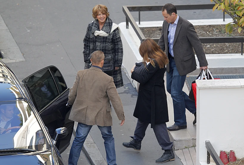 קרלה ברוני יוצאת מבית החולים לאחר הלידה