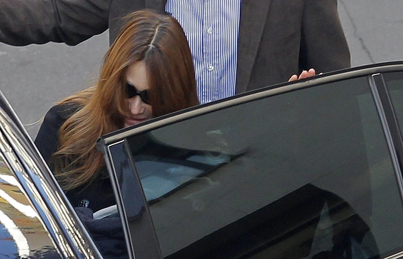 קרלה ברוני יוצאת מבית החולים לאחר הלידה