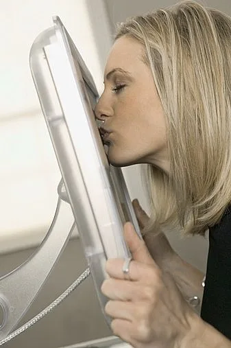 אישה מנשקת את המחשב