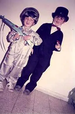 תמונות ילדות של אלון בלומנטל, היפה והחנון, עונה שנייה