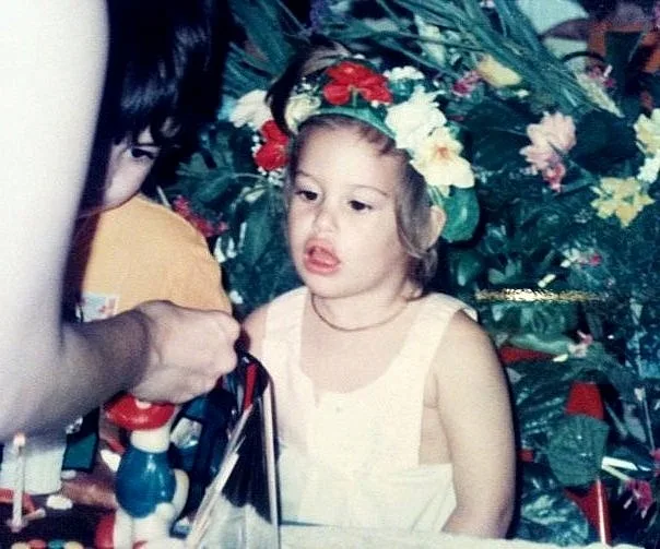 תמונות ילדות של סהר, מתוך התוכנית היפה והחנון, עונה שנייה