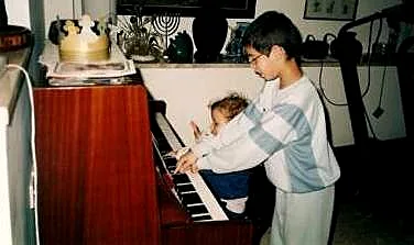 תמונות ילדות של אלון, מתוך התוכנית היפה והחנון, עונה שנייה