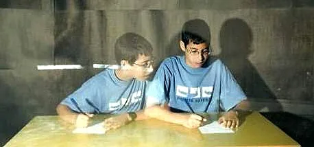 תמונות ילדות של אלון, מתוך התוכנית היפה והחנון, עונה שנייה