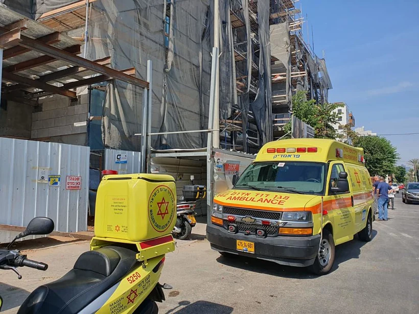 פועל נהרג באתר בנייה ברעננה