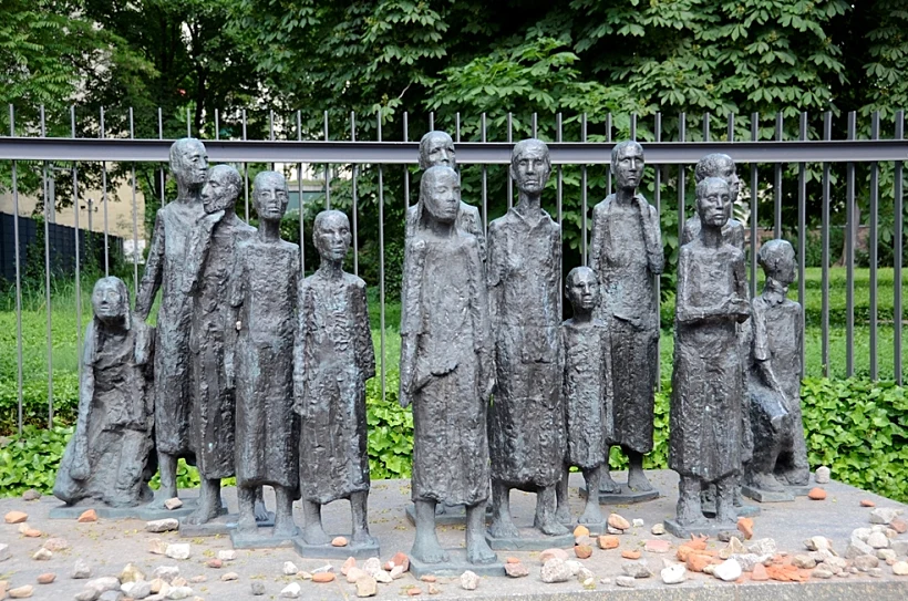 פסל הנשים באזור היהודי