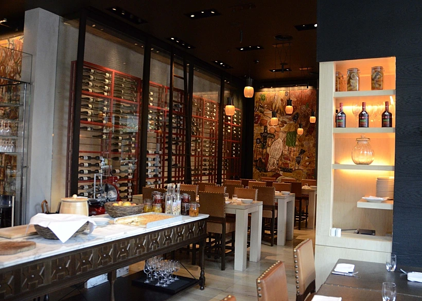 קיר יין במסעדה במלון האייט