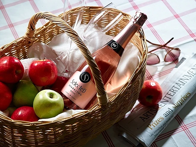 תמונה של יין לפיקניק,לכתבה עלהתאמת יין לאירועים, מתחם עולם היין, תמונה ראשיתולהפניות