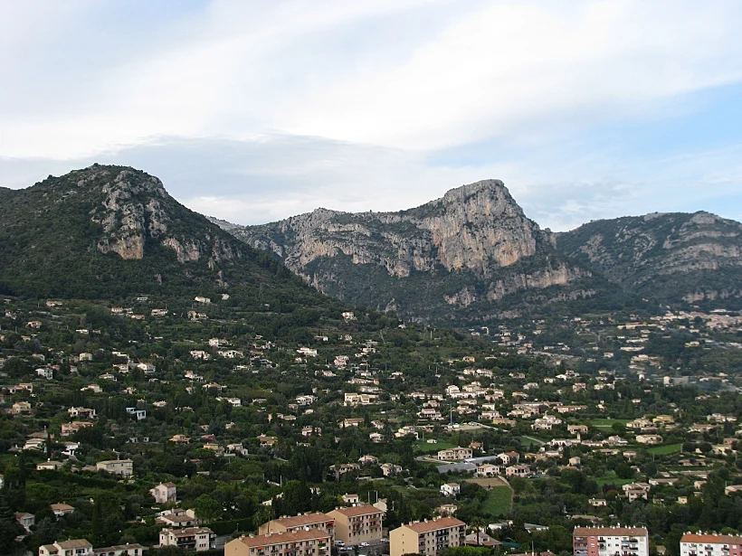 הנוף ההררי מואנס, חצי שעה נסיעה מניס לכתבת טיול בפרובאנס